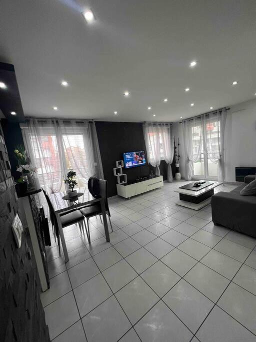 Tres Bel Appartement Entre Paris Et Disneyland Lognes Exteriör bild